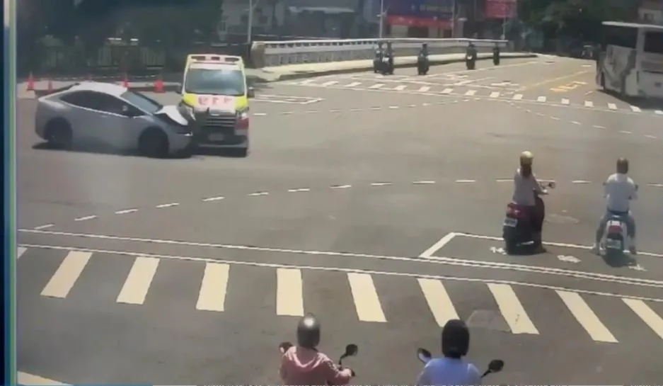 高雄市楠梓區發生一起自小客車與救護車相撞的交通事故。(圖/翻攝畫面)