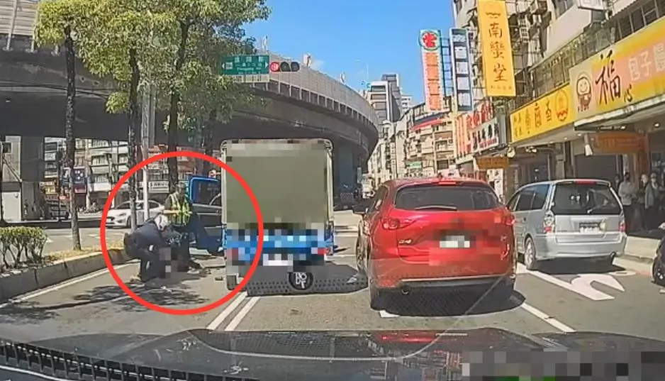男子拒檢衝撞警方遭拖下車壓制。（圖／翻攝畫面）