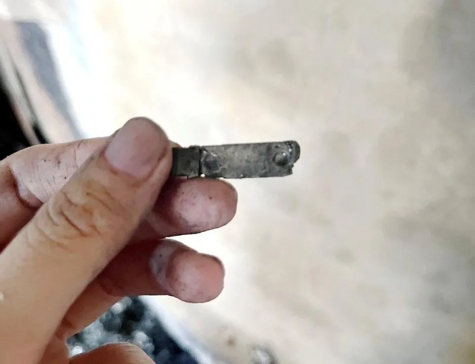 台東鹿野該起火災疑似是插頭接觸不良引發火勢，周圍的可燃雜物進一步導致擴大燃燒。（圖／台東縣消防局提供）