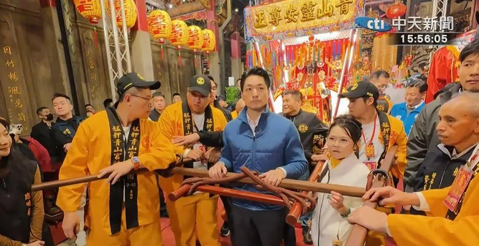 台北市長蔣萬安扶轎。（圖／中天新聞）