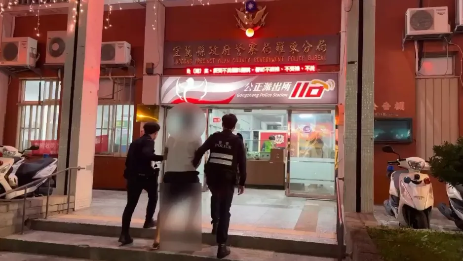 警方當場逮捕9名動手施暴者，並查扣西瓜刀與棒球棍等證物，相關人員已帶回偵訊。（圖／警方提供）
