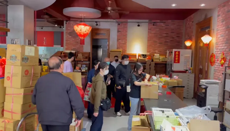 澎縣衛生局食安稽查人員前往店家門市和工廠稽查。（圖／翻攝畫面）