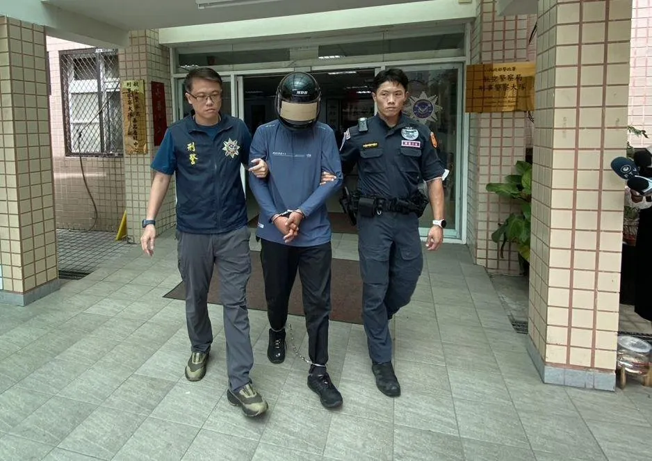 蔡男在桃機持刀劫持實習生，遭航警局移送。（圖／航警局提供）