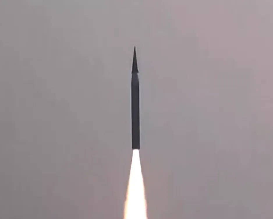北韓3日證實測試1枚結合人工智慧（AI）技術的中程戰略飛彈，不僅可以改變軌道，還沒辦法避開其攻擊。（示意圖／非當事畫面／路透）