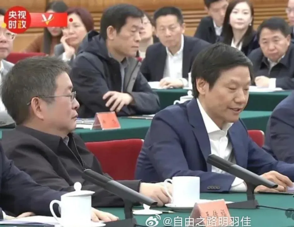 相比雷軍（右）正襟危坐，虞榮仁（左）坐姿顯得頗隨意。（圖／翻攝自微博）