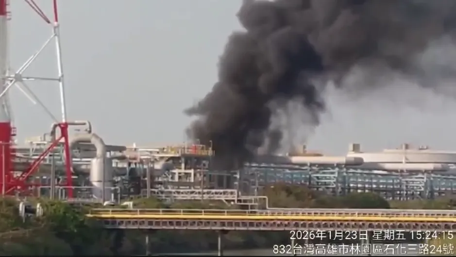 中油林園廠火警，金屬切焊火花引起浮油起火。（圖／翻攝畫面，下同）