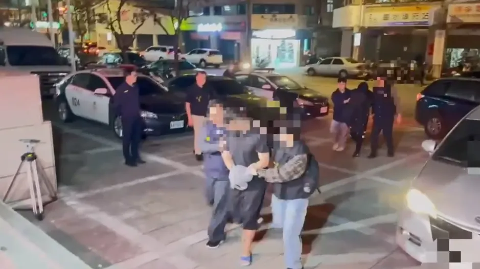 警方將兩名犯嫌從台中帶回大同分局偵訊。(圖/翻攝畫面)