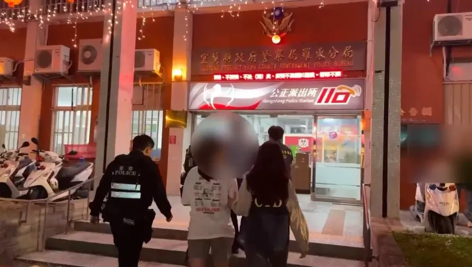 警方當場逮捕9名動手施暴者，並查扣西瓜刀與棒球棍等證物，相關人員已帶回偵訊。（圖／警方提供）