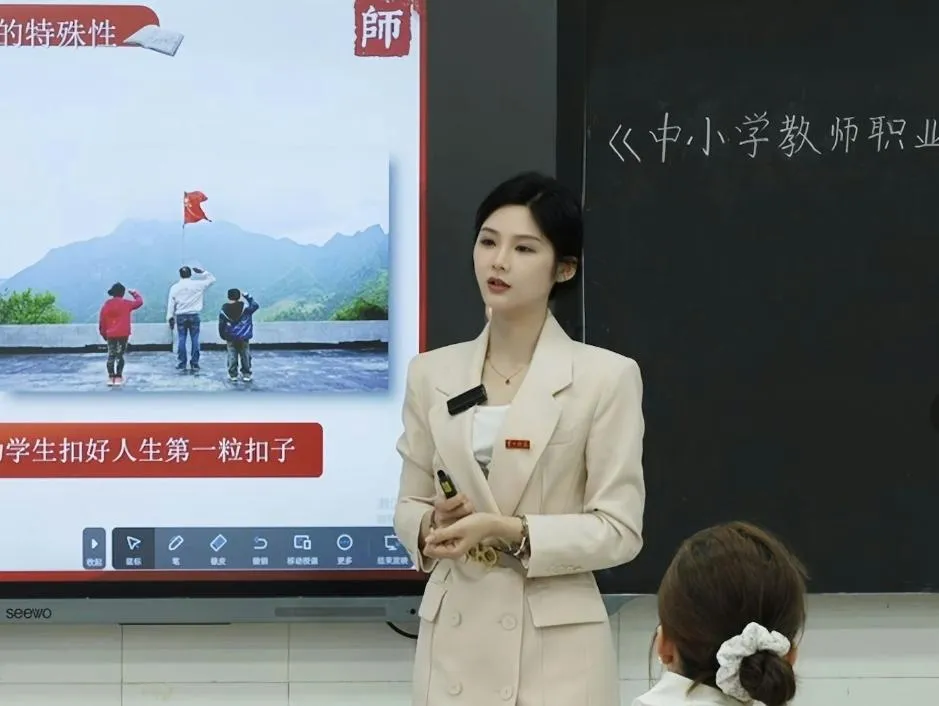 湖南第一師範學院教育科學學院副教授黃藍紫被封「最美女師」。（圖／翻攝湖南第一師範官網）