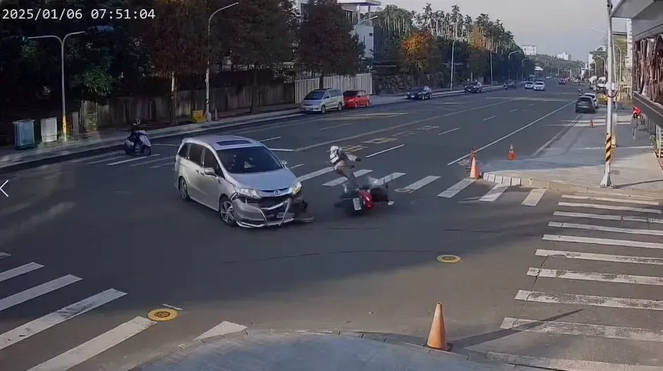 嘉義市大雅路直行機車與轉彎自小客車相撞。（圖／翻攝畫面）