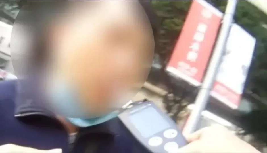 男子喝酒精飲料提神酒測值超標。（圖／翻攝畫面）
