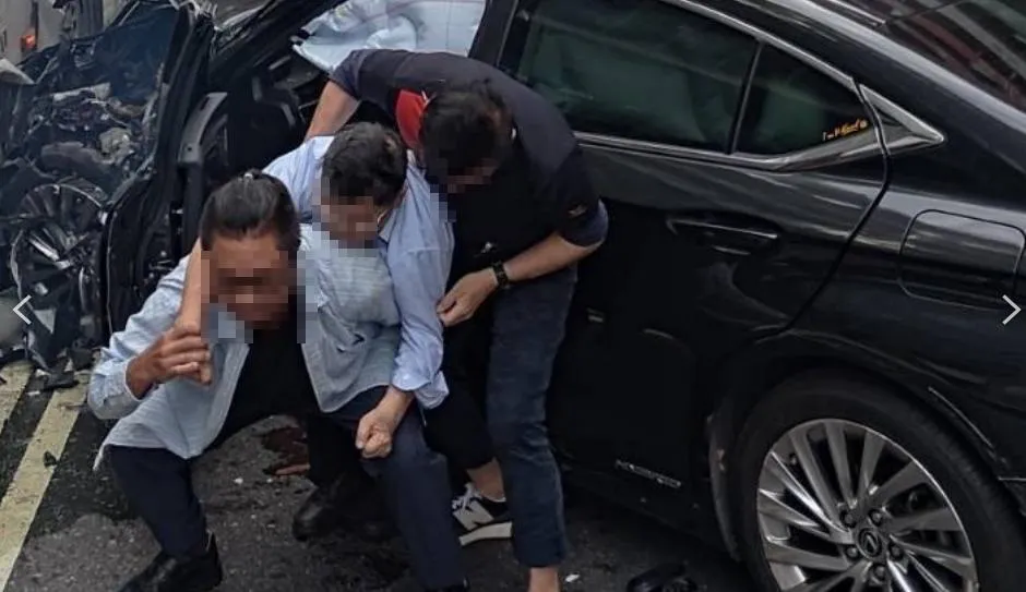 78歲邱姓董事長無照駕駛,闖紅燈後連環追撞多輛車輛,造成8人受傷送醫,所幸無人命危。(圖/翻攝畫面)