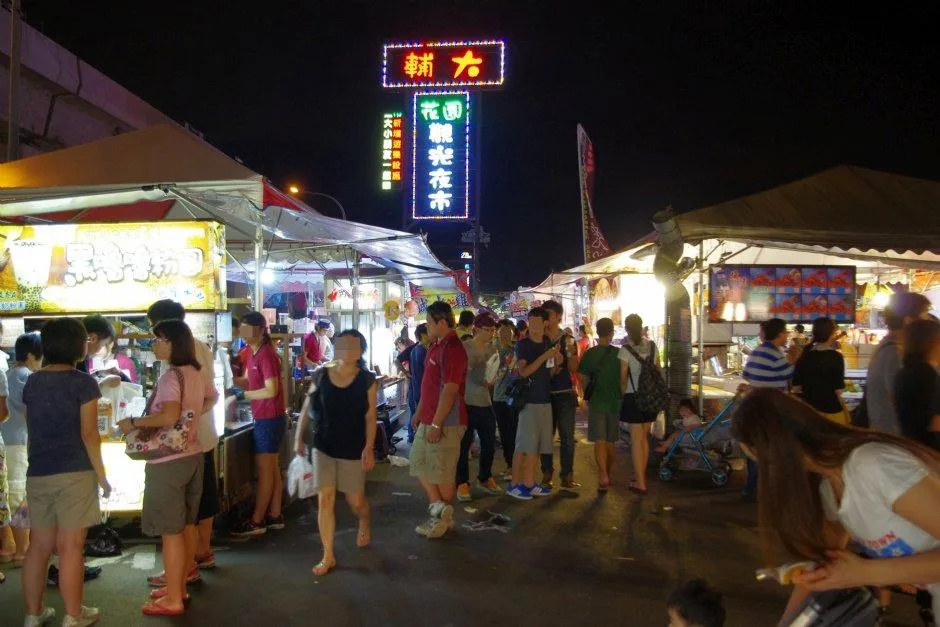 輔大花園夜市曾被譽為北台灣最大夜市,自2011年開業以來,吸引了大量遊客,單日最高曾達2萬人。(資料圖/翻攝畫面)