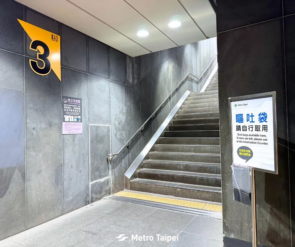 北捷在鄰近大型餐廳的24個車站出口設置嘔吐袋，提供有需要的旅客自行取用。（圖／北捷提供）