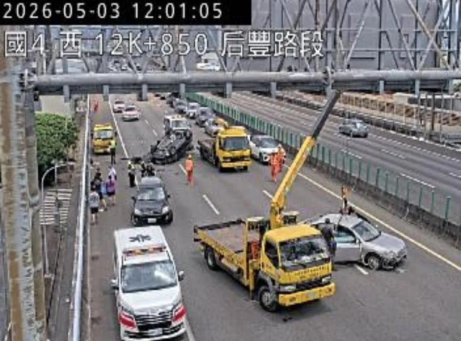 事故造成現場狼狽不堪，除了車輛零件散落一地外，受到波及的民眾被迫帶著小孩及寵物狗無奈站在路旁等待。（圖／翻攝國道1968）