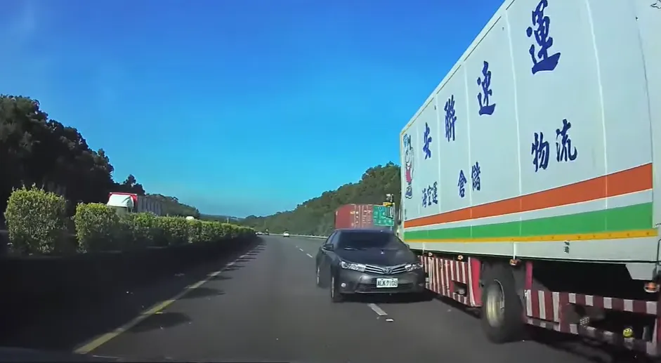 國3香山路段日前發生聯結車擦撞小客車事故,遭撞的小客車在國道旋轉兩圈後,又慘遭後方貨車追撞。(圖/翻攝畫面)