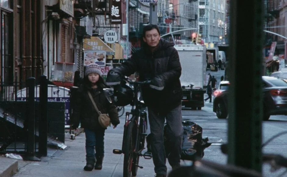 張震在《幸福之路》中飾演一名在殘酷現實中無聲掙扎的外送員父親。（圖／甲上娛樂 提供）