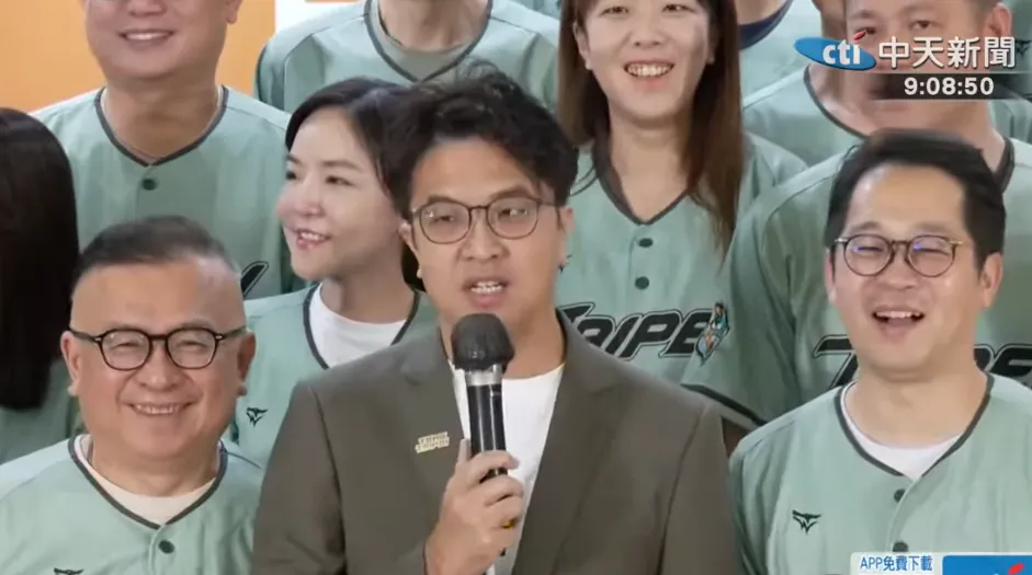 民進黨台北市長參選人沈伯洋12日與北市議員參選人小雞舉行聯合競選記者會。（圖／中天新聞）