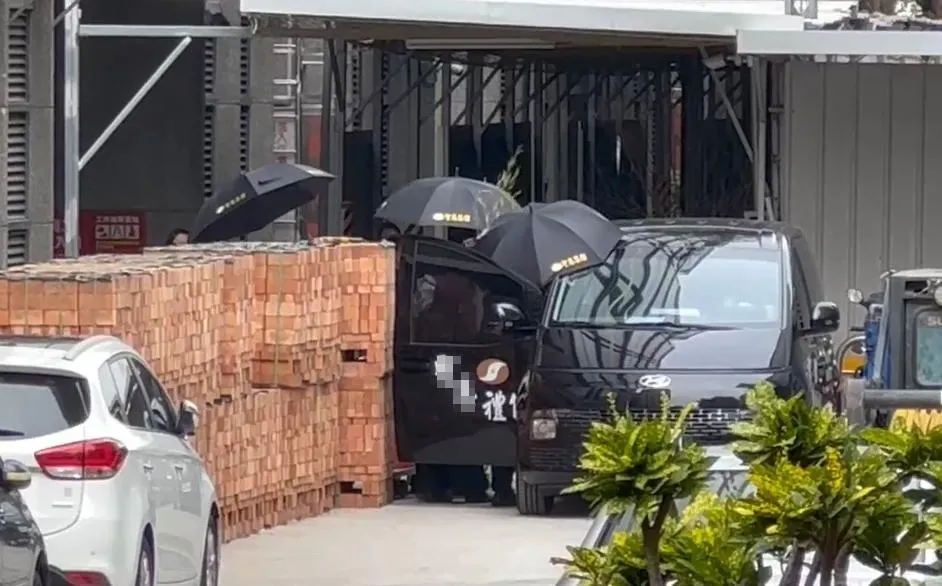 罹難者家屬乘黑色廂型車進入停車場，後續將進行招魂儀式。（圖／中天新聞，下同）