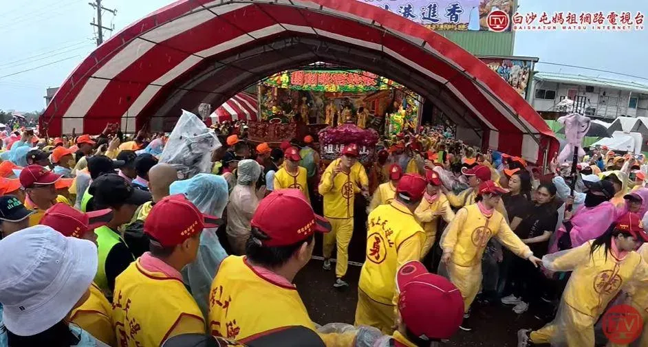 山邊媽祖的神轎先行一步離開戲台。(圖/翻攝自白沙屯媽祖網路電視台)