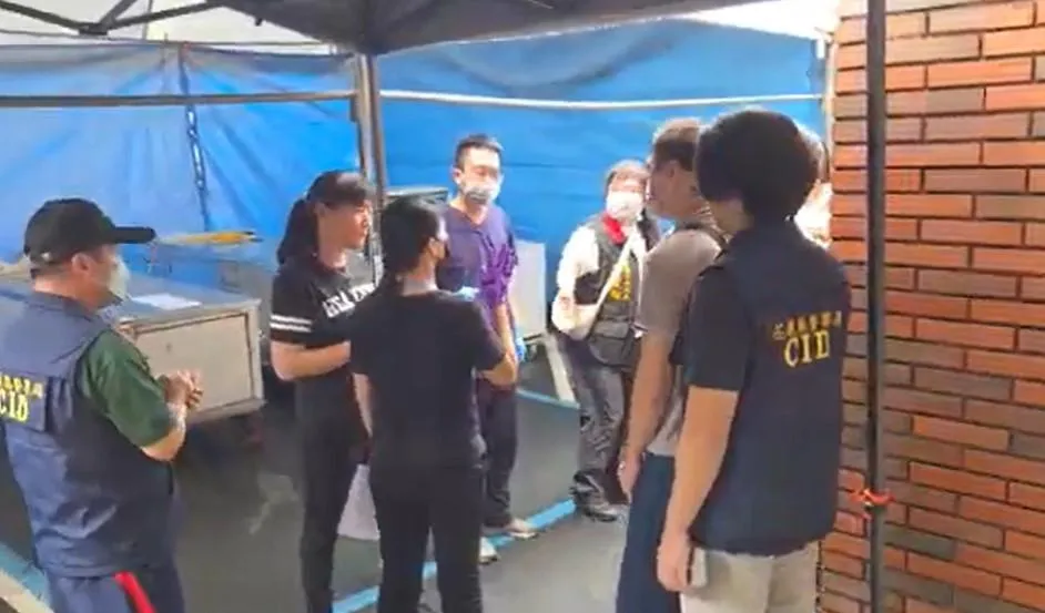 劉婦的兒子到殯儀館認遺體,但遺體浮腫,無法明確辨識。(圖/中天新聞)