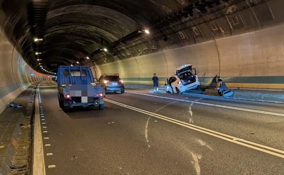 轎車在隧道內自撞護欄。(圖/翻攝畫面)