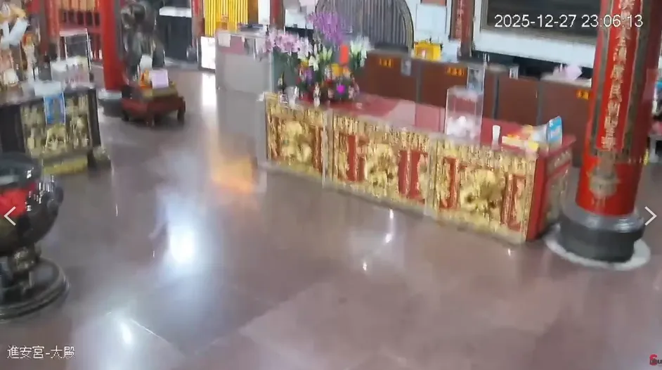 地震發生當下，宜蘭南方澳進安宮媽祖廟晃動畫面曝光，從影像中可見劇烈搖擺。（圖／中天新聞，下同）
