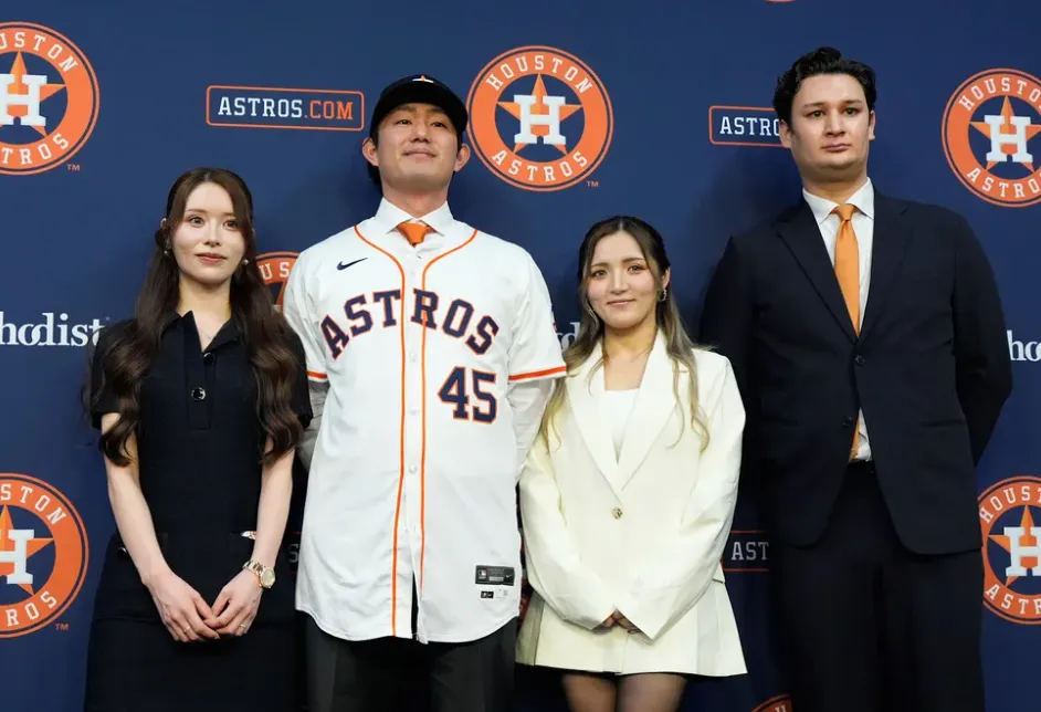 今井達也妻子（左）一同出席加盟記者會。&nbsp;（圖／美聯社）