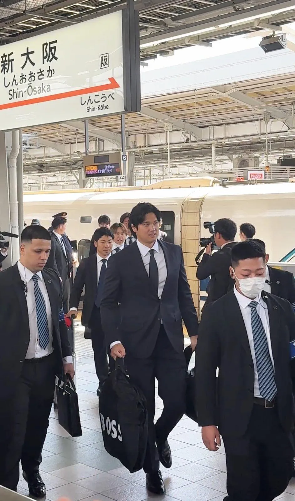 大谷翔平現身車站。（圖／翻攝自社群平台X）