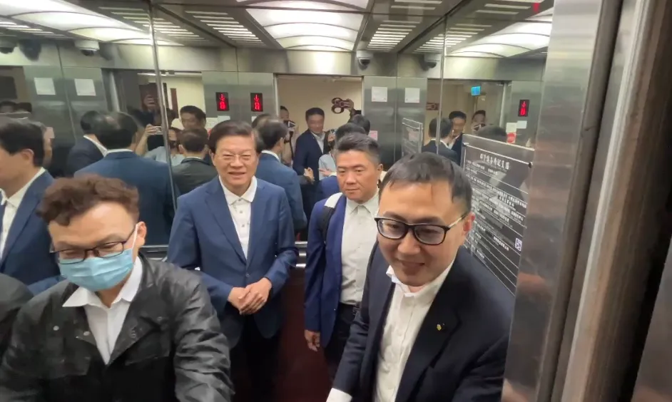 藍委廖先翔（右一）17日在立院被媒體堵訪。（圖／中天新聞）