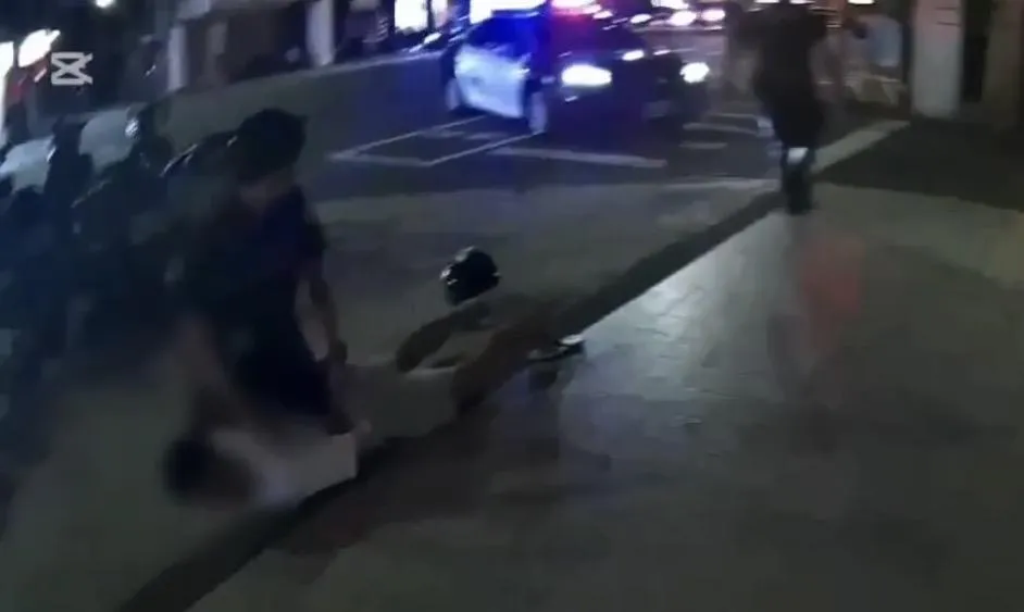 男子遭警方盤查壓制。（圖／翻攝畫面）