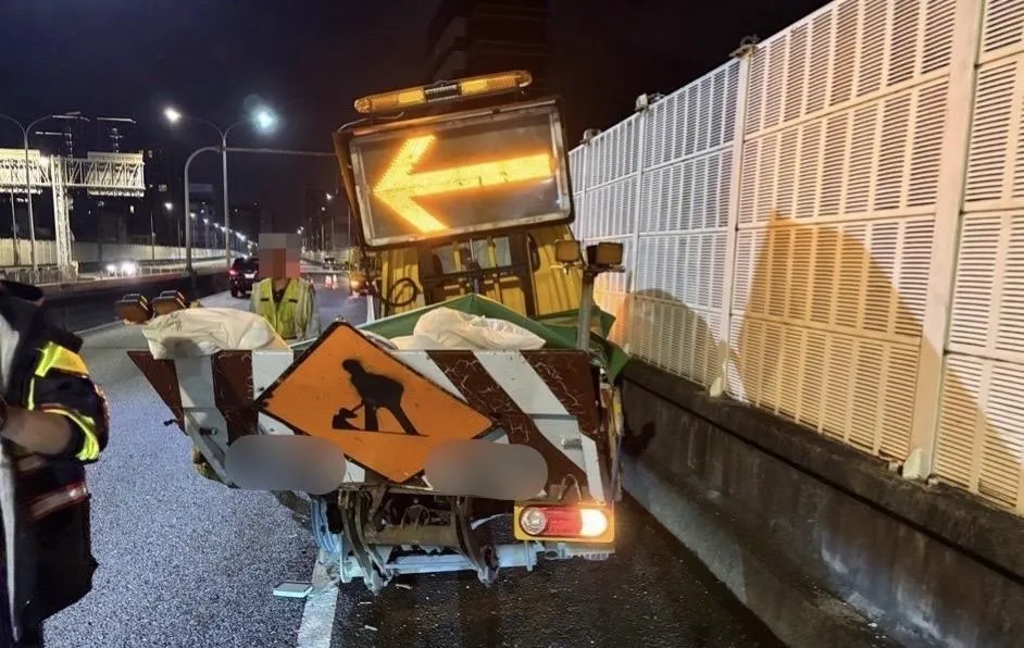 工程車車尾被撞到變形。（圖／翻攝畫面）