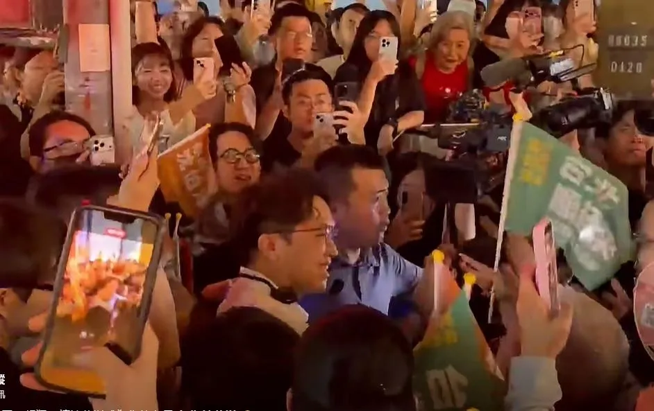 沈伯洋15日晚間前往公館掃街拜票（攝自馬郁雯臉書）