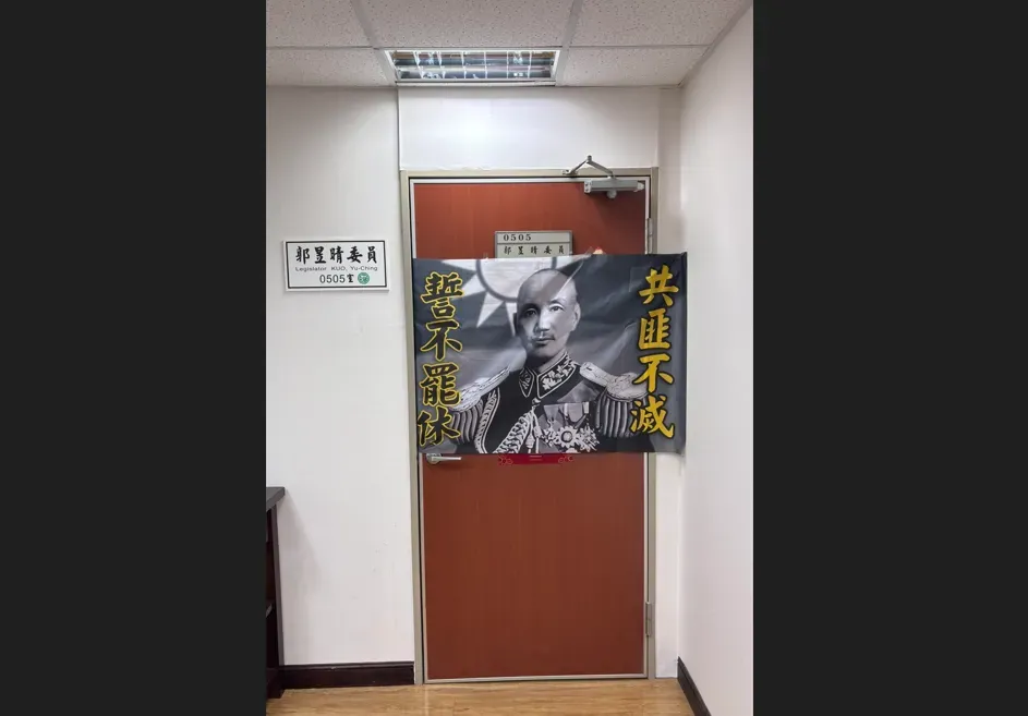 許宇甄諷刺，郭昱晴掛反共旗結果助理是共諜。（圖／許宇甄提供）