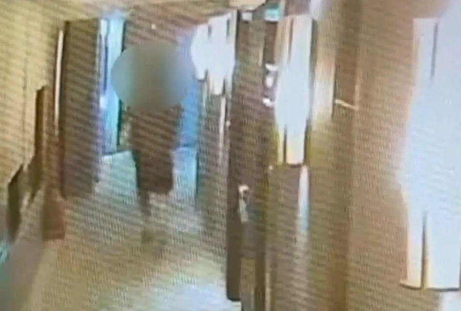 香港籍男子被發現後立刻轉身小跑步返回自己房間。(圖/當事人提供)