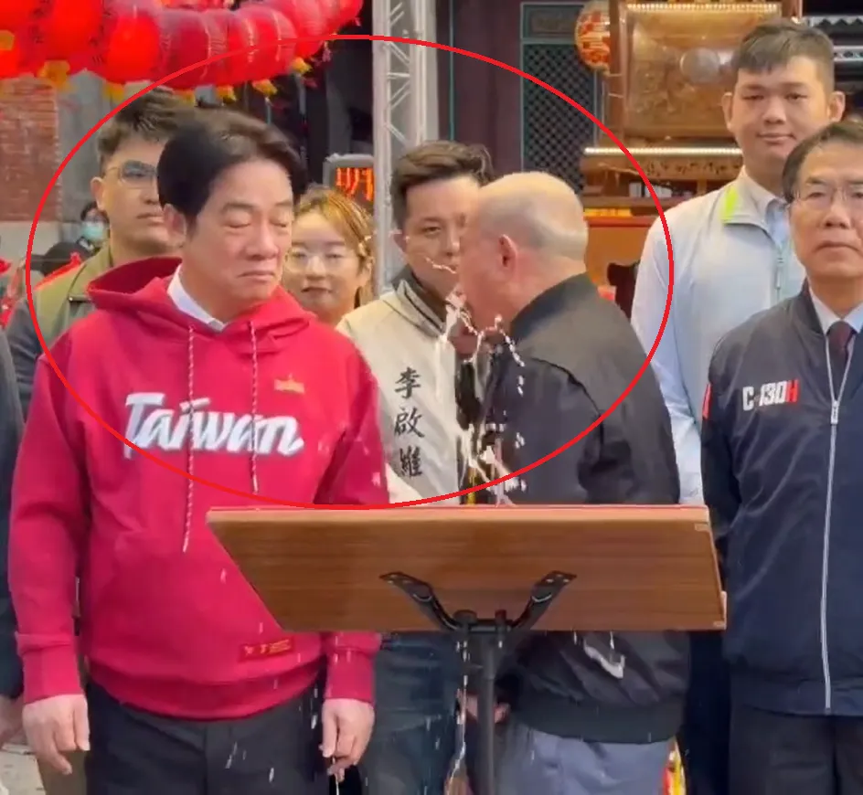 總統賴清德（前排左1）18日初二到台灣祀典武廟參香，主委林培火（前排左2）突然嘔吐且不慎噴濺到賴清德身上。（圖／中天新聞）