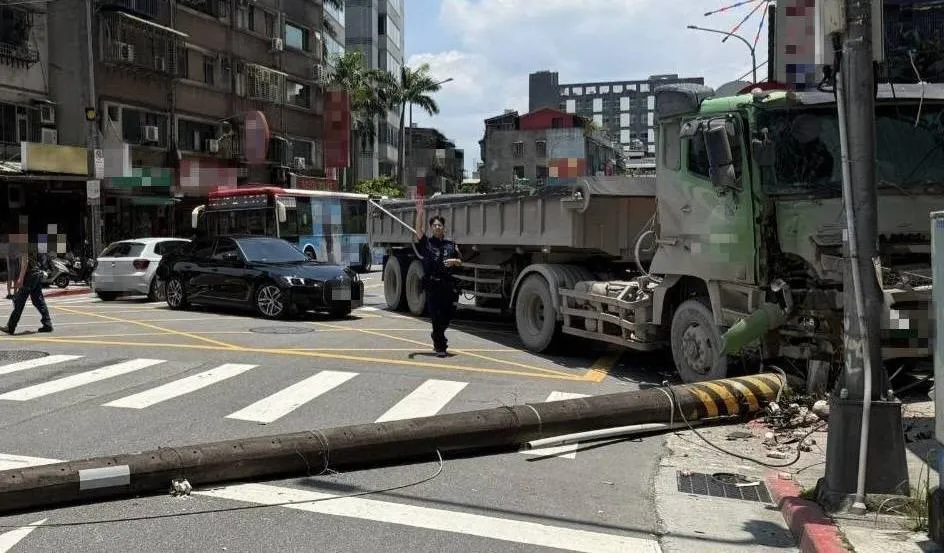砂石車為閃避自小客車釀禍。（圖／翻攝畫面）