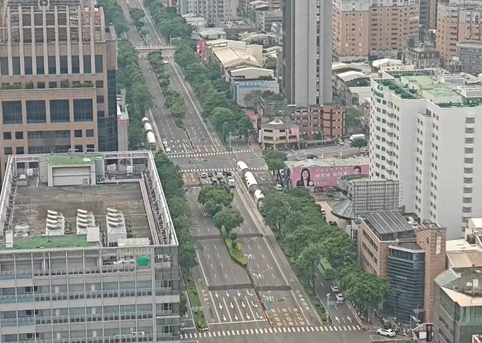 台中台灣大道10日下午在演習警報發布後全面管制人車,室外全部淨空。(圖/中天新聞)