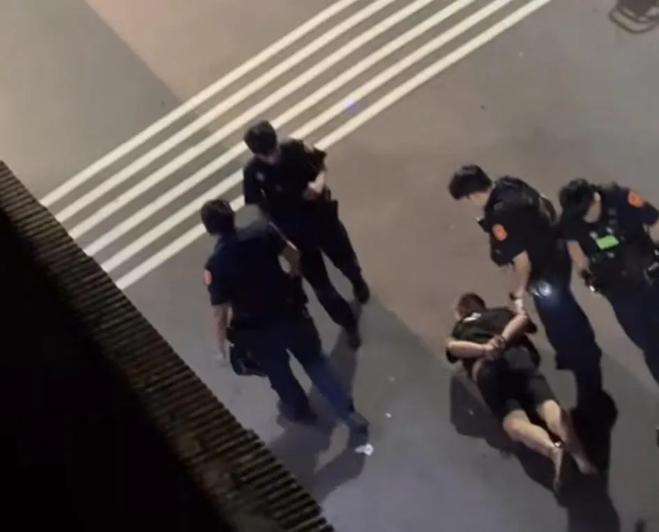 男子遭警方壓制逮捕。(圖/翻攝畫面)