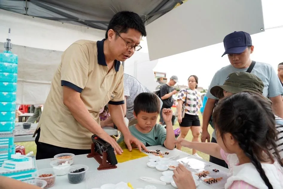 創意星球市集手作DIY，讓孩子帶回獨一無二的紀念品(圖/桃園市政府文化局提供)