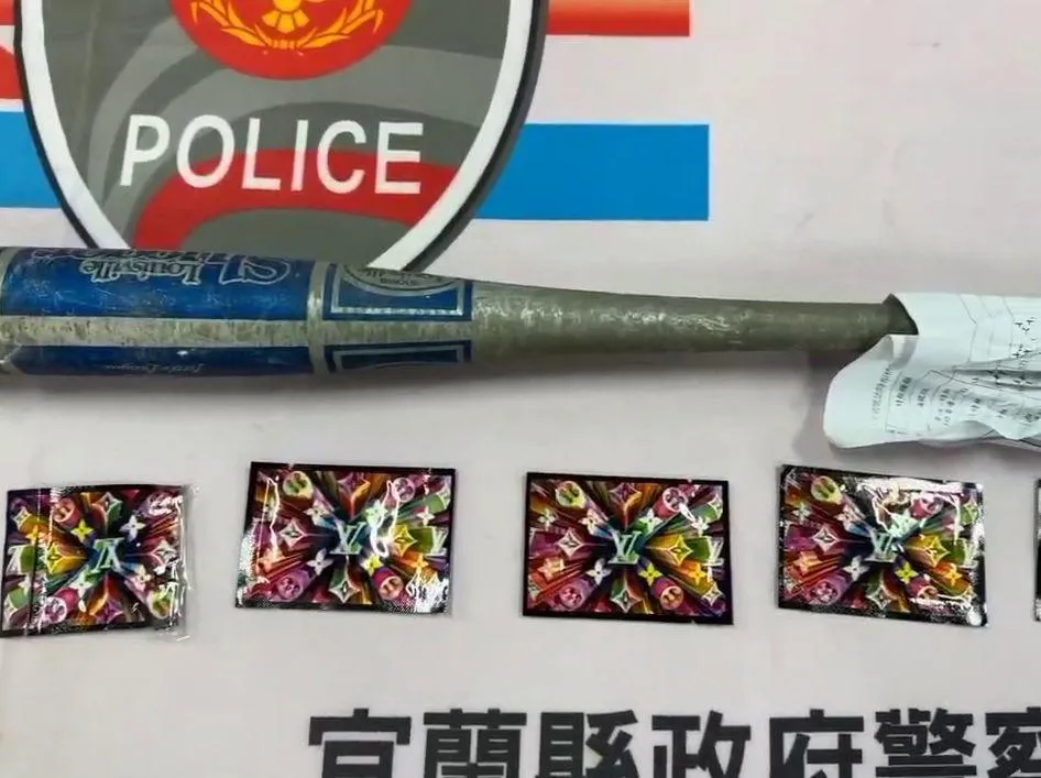 現場搜出球棒跟毒品。（圖／警方提供）