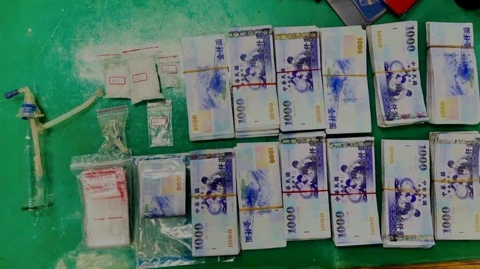 警方查扣上百萬現金。（圖／翻攝畫面）