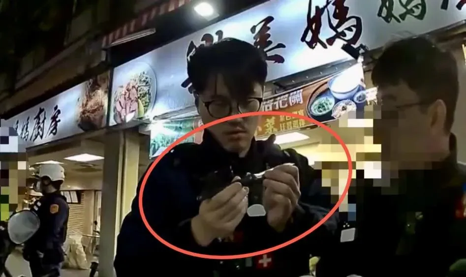 警方查扣運將所持的摺疊刀。（圖／翻攝畫面）