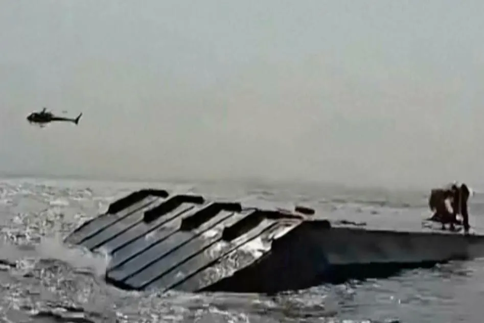 上週在卡瑞巴湖（Lake Kariba）翻覆的一艘國營渡輪當時載有約180名乘客，是警方先前公布載客量的兩倍，罹難人數攀升至94人。（圖／美聯社）