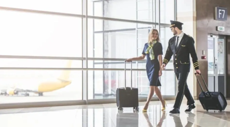 空服員討厭在工作時旅客直接拍肩叫他們。（示意圖／shutterstock）