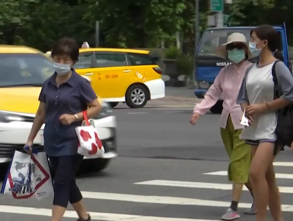 駕駛應禮讓行人過馬路。（示意圖／中天新聞）