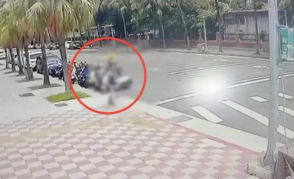 單車男竊取路邊機車上手機架。(圖/翻攝畫面)