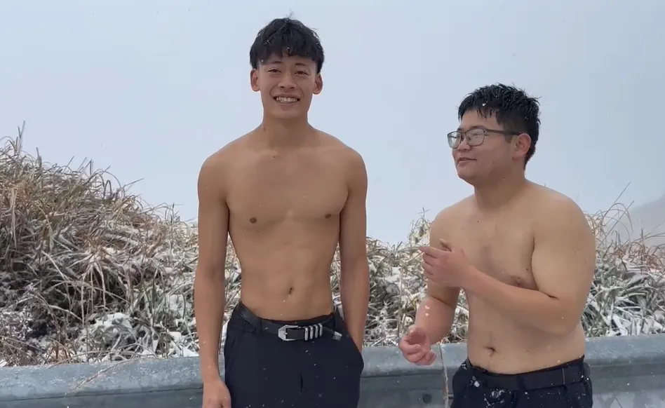 合歡山追雪民眾脫光上衣。（圖／中天新聞）