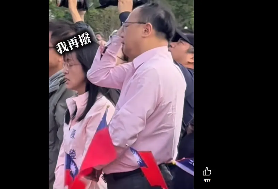 王義川不唱國歌忙撥自己的瀏海畫面。（圖取自楊智伃臉書）