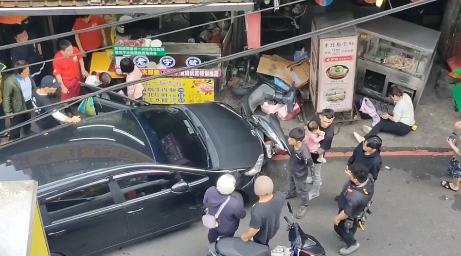 基隆仁四路轎車失控連撞店面與機車，女騎士受傷送醫。（圖／警方提供，下同）